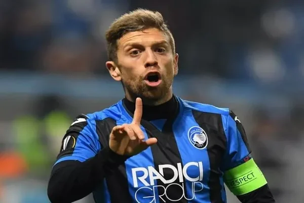 Hình 3: Alejandro Gomez là người giành được một quả phạt đền quyết định cho Argentina